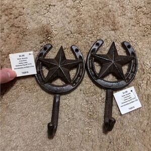 Star horseshoe wall books